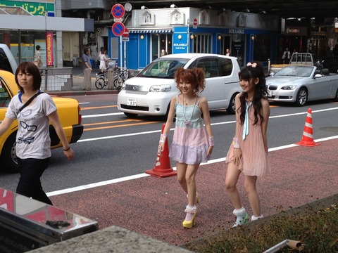 【画像あり】渋谷にモーニング娘。が現れるも無視されすぎワロタｗｗｗｗｗｗ