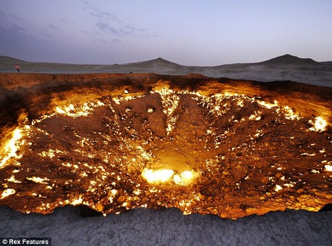【画像】砂漠で40年間燃え続けている地獄の穴と言われる穴がスゴイｗｗｗｗｗｗｗｗｗｗ　